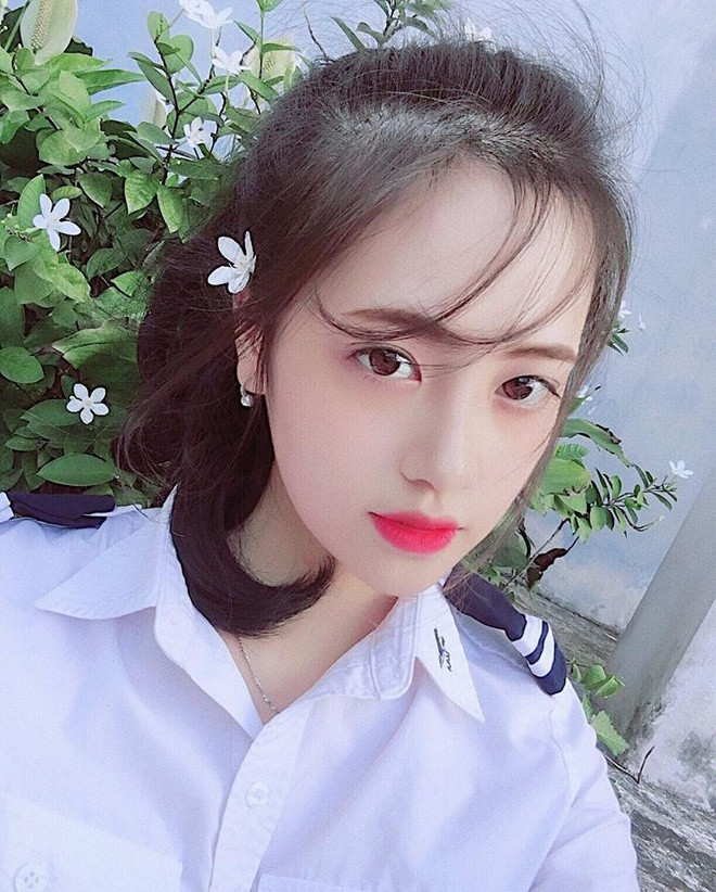 Khánh Linh tên đầy đủ là Lê Nguyễn Khánh Linh, sinh năm 1999 và đến từ Sapa. Cô nàng 9X này cũng là cái tên không thể thiếu trong dàn hot girl của Học viện Hàng không.