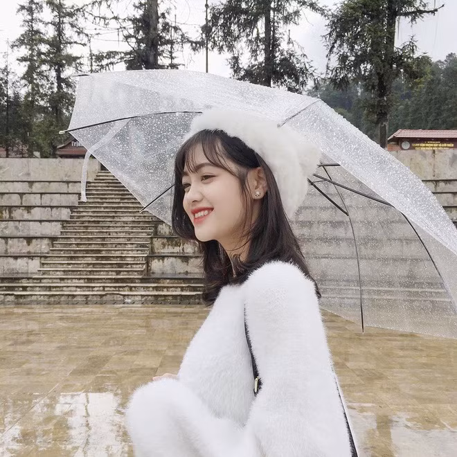 Dù sở hữu vẻ ngoài xinh đẹp, có thể lấn sân sang nhiều lĩnh vực nghệ thuật để phát triển bản thân nhưng Khánh Linh vẫn giữ nguyên đam mê. Hiện tại, ngoài đi học hot girl này thực tập bên khối văn phòng của hãng hàng không Vietnam Airline.