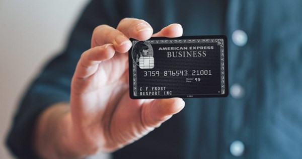 Có rất nhiều cách để nhận biết các rich kid như đi xế hộp, xài đồ hiệu, check-in sang chảnh nơi xa hoa. Nhưng điều mà ai cũng tò mò là họ dùng tấm thẻ tín dụng của hãng nào?