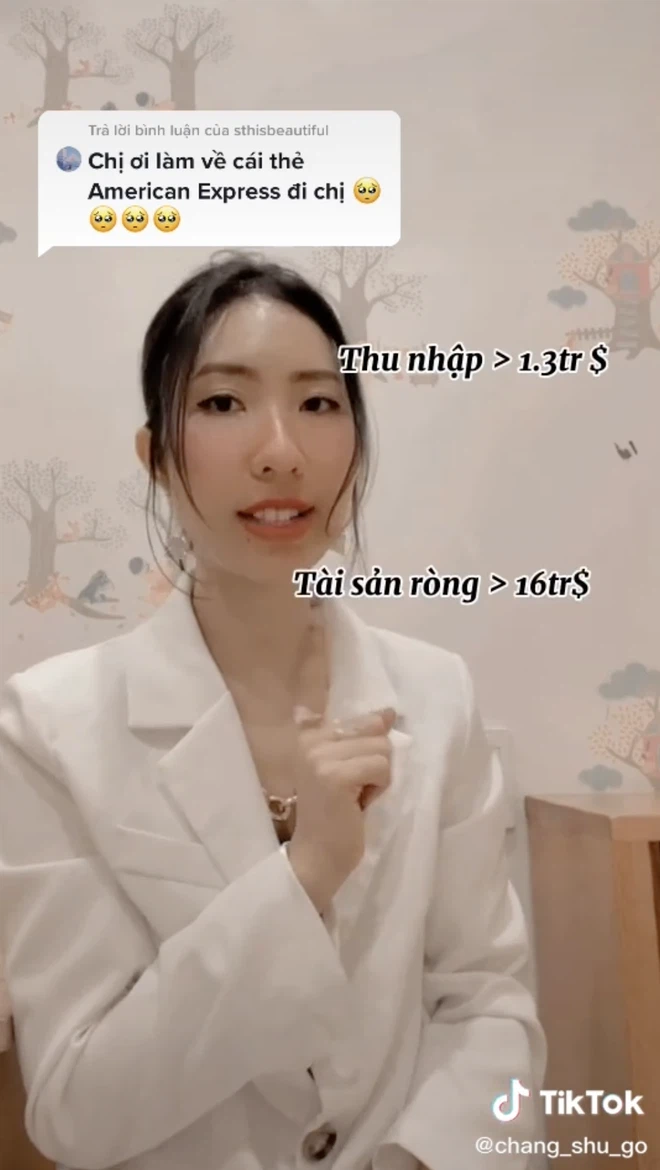 Xuyên suốt clip ngắn của mình, Thu Trang đã review "nhẹ" về những vấn đề như điều kiện để sở hữu chiếc thẻ đen American Express, các giao dịch từng được chủ thẻ thực hiện... khiến mọi người chỉ biết trố mắt kinh ngạc.