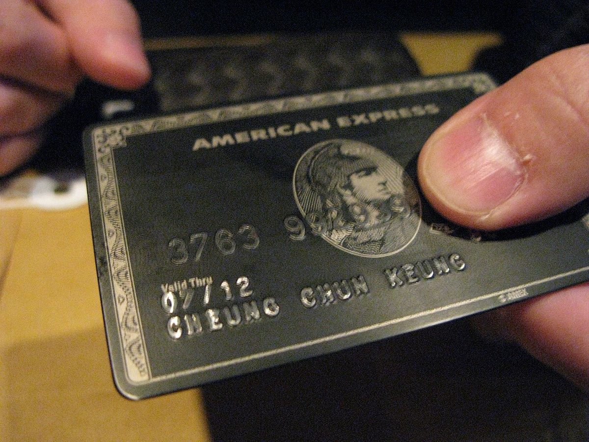 Những ai có theo dõi hay quan tâm đến ngành tín dụng chắc đều từng nghe đến chiếc thẻ đen American Express. Với số lượng phát hành hiếm hoi cùng những lợi ích đẳng cấp mà nó mang đến, đây được coi là chiếc thẻ tín dụng quyền lực mà bất cứ rich kid nổi tiếng nào cũng muốn có.