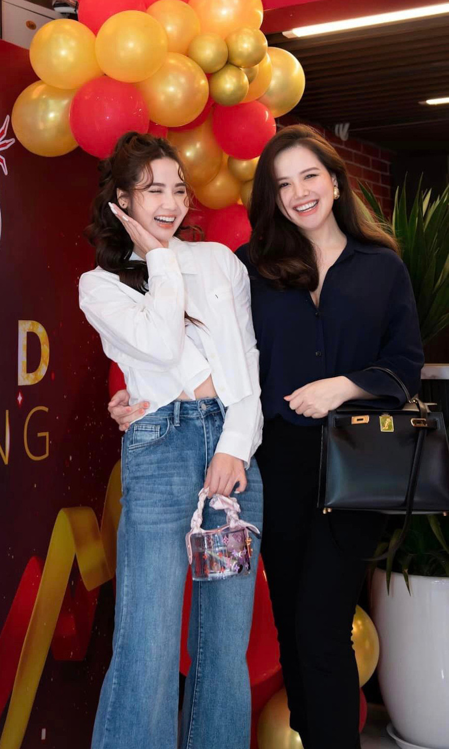 Ăn diện không quá cầu kỳ nhưng Phanh Lee vẫn nổi bật khi đọ sắc cùng dàn mỹ nhân như Lã Thanh Huyền, Huyền Lizzie,...