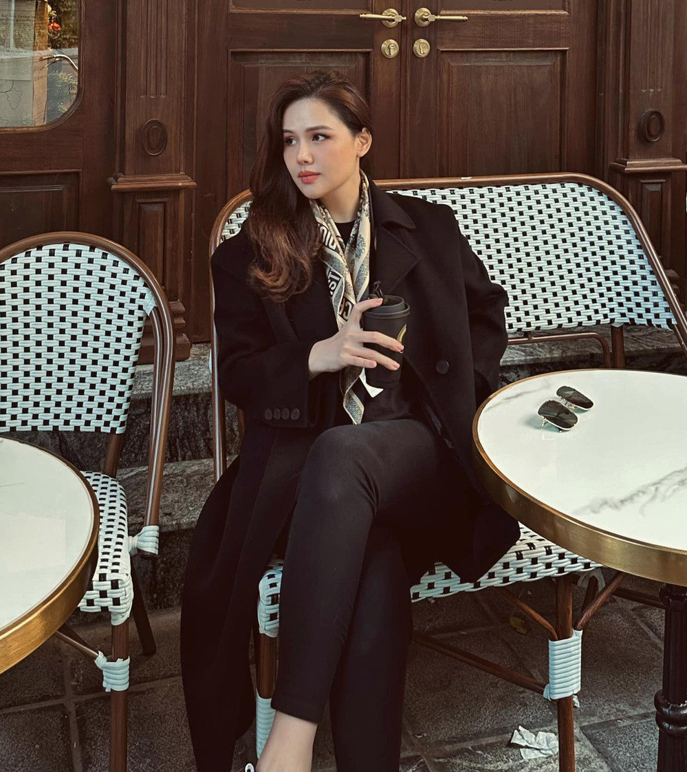 Phanh Lee tâm sự: "Bạn biết đấy tôi luôn mặc màu đen, nhưng không phải vì tâm hồn tôi đã quá rực rỡ. Mà chỉ bởi vì tôi quá béo mà thôi".