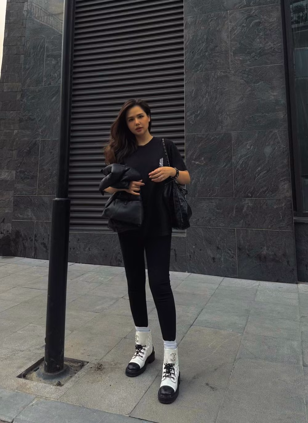 Trước đó, Phanh Lee cho biết cô thường lựa chọn trang phục tối màu và lên đồ kín đáo vì vẫn còn khá tự tin về vóc dáng của bản thân sau khi sinh con.