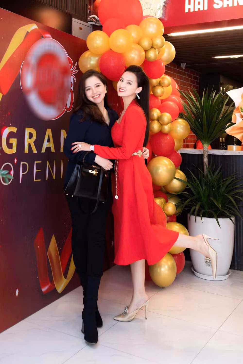 Khi đó, Phanh Lee diện trang phục khá với áo sơ mi đơn giản phối cùng quần jeans đen. Tuy nhiên điểm nhấn cho bộ outfit này chính là chiếc túi hiệu Hermes có giá trị đắt đỏ.