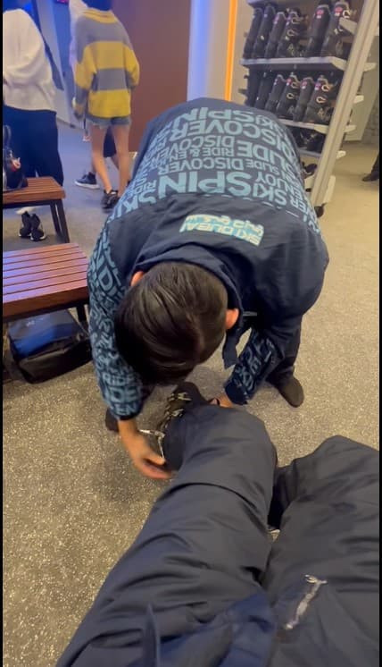 Mới đây, hot girl Trâm Anh đăng clip được bạn trai đi giày trượt tuyết cho cô.