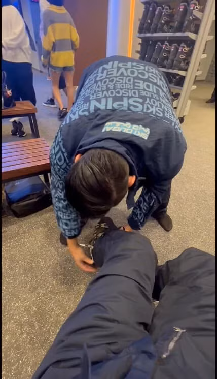 Mới đây, hot girl Trâm Anh đăng clip được bạn trai đi giày trượt tuyết cho cô.