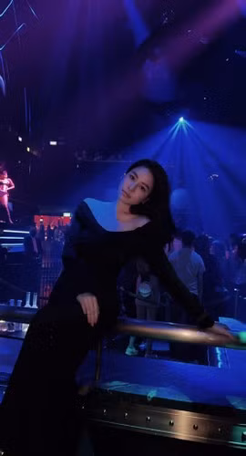 Bên cạnh niềm vui công việc, cựu hot girl Nóng cùng World Cup cũng tận hưởng cuộc sống, đi tập gym, chơi golf, khoe những hình ảnh sang chảnh ở nhà hàng hay các chuyến du lịch.