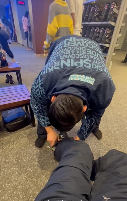 Đỗ Thị Trâm Anh cũng gửi lời chúc mừng sinh nhật đến bạn trai: ''Chúc mừng sinh nhật chàng trai tháng 3. Sau 77 49 lần cãi nhau long trời lở đất thì trộm vía vẫn nắm chân nắm tay nhau vượt qua...