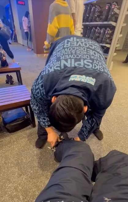 Đỗ Thị Trâm Anh cũng gửi lời chúc mừng sinh nhật đến bạn trai: ''Chúc mừng sinh nhật chàng trai tháng 3. Sau 77 49 lần cãi nhau long trời lở đất thì trộm vía vẫn nắm chân nắm tay nhau vượt qua...