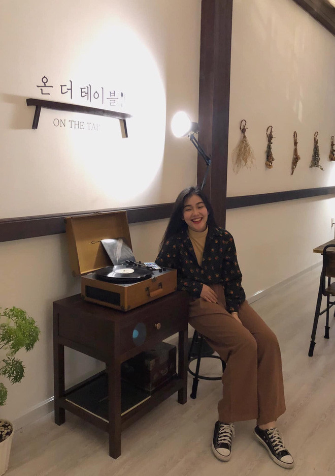 Ngoài việc rẻ, tiết kiệm được kha khá tiền mua quần áo, Bách Liên chỉ ra một vài ưu điểm của đồ si như độc đáo, không sợ đụng hàng, chất liệu cực ổn hay dễ mặc.