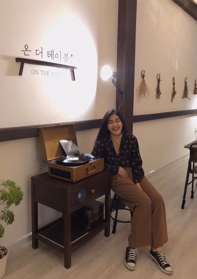 Ngoài việc rẻ, tiết kiệm được kha khá tiền mua quần áo, Bách Liên chỉ ra một vài ưu điểm của đồ si như độc đáo, không sợ đụng hàng, chất liệu cực ổn hay dễ mặc.