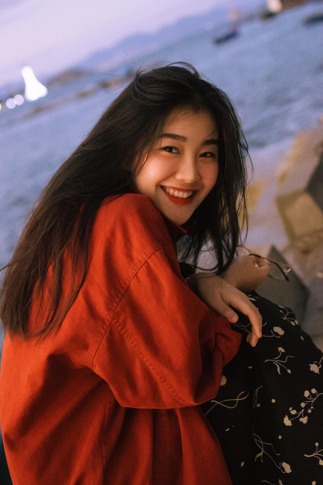 Cô bạn hot girl tên Bách Liên khiến dân tình xuýt xoa vì nhan sắc đậm chất Hong Kong của mình. Chẳng cần cool ngầu cũng không bánh bèo lả lướt mà chỉ với vài bộ đồ si, cô bạn đã thu hút mọi ánh nhìn.