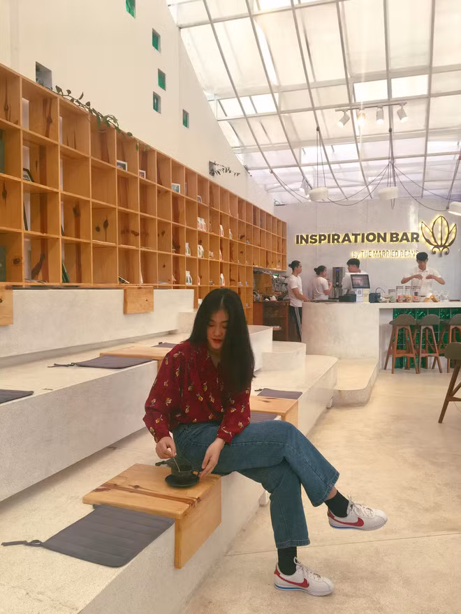 Sau đó thì mình hay mua đồ si trên mạng. Nhưng mỗi món chỉ có 1 cái lại thường hết rất nhanh nên nhiều khi không mua được, mình tiếc lắm. Trong số những đồ si mình đã mua thì món rẻ nhất là 50k còn món đắt nhất là 380k". Bách Liên chia sẻ.