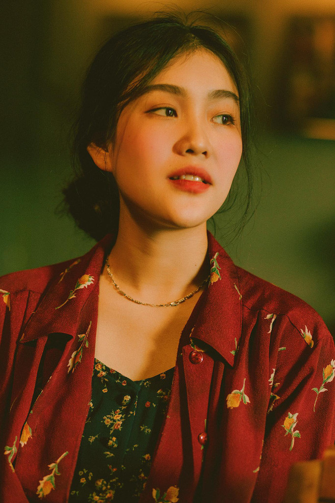 Cụ thể, Bách Liên có viết: "Mình mới biết và mua đồ si được khoảng 1 năm nay. Do mình rất thích phong cách của một chị trên mạng mà chị đó lại là stylist cho tiệm đồ si nên mình mới biết đến nó. Mình lần mò vào xem thì mê muội luôn vì đều là những thứ mình cần...