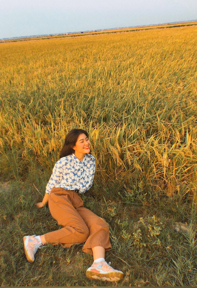 Cùng ngắm nhìn thêm những hình ảnh của hot girl Việt mới nổi mê thời trang si và đặc biệt thích thú với màu film cổ.