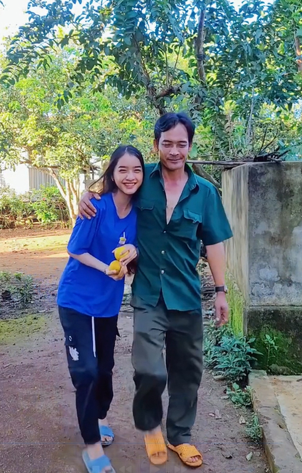 Bố của Yona Cươn có mái tóc rất đẹp, bóng, đôi mắt sâu, sống mũi cao và miệng duyên, nụ cười hiền lành.