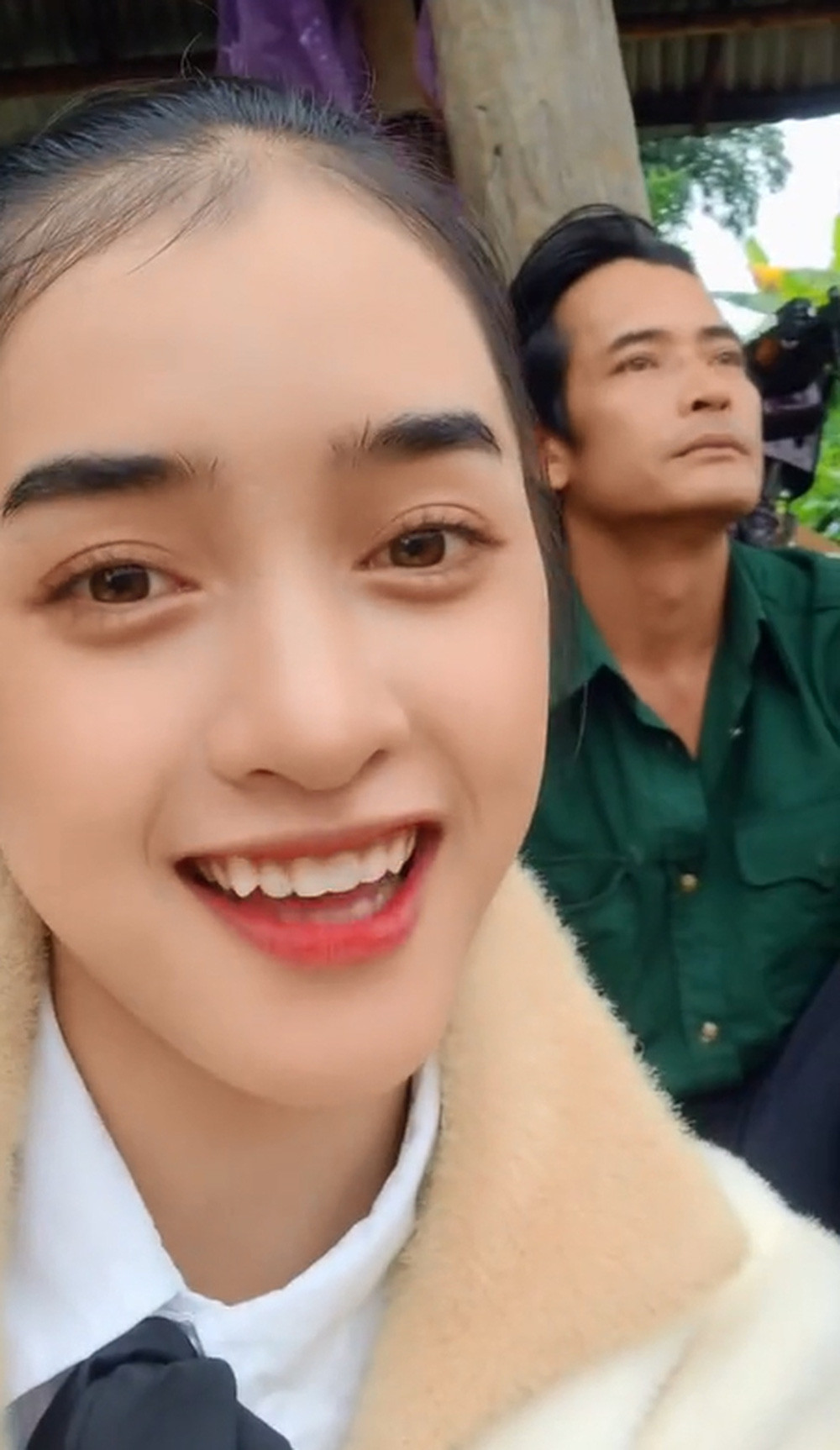 Với những hành động nhỏ, có thể thấy bố của Yona Cươn rất yêu quý và cưng chiều con gái .