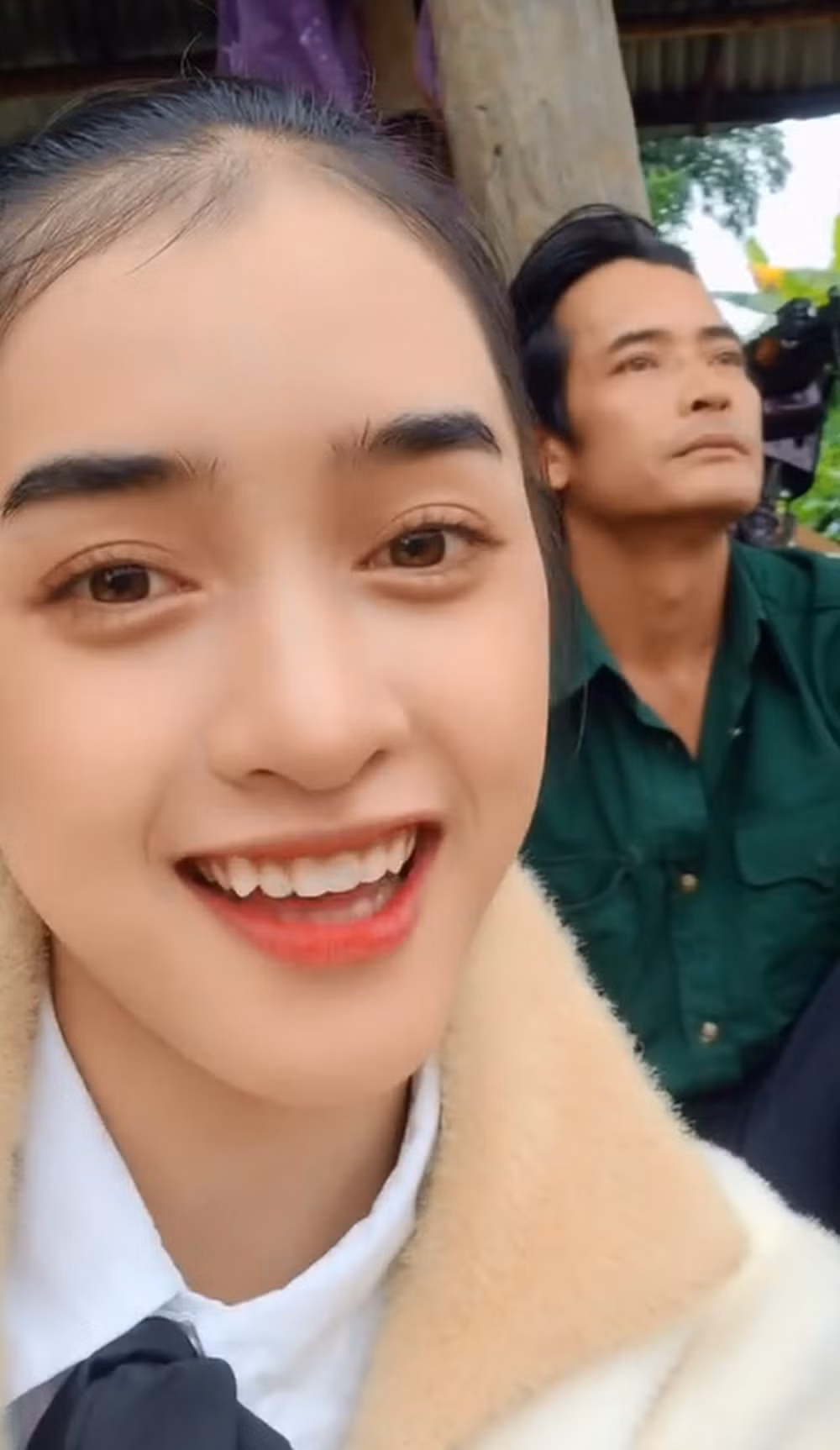 Với những hành động nhỏ, có thể thấy bố của Yona Cươn rất yêu quý và cưng chiều con gái .