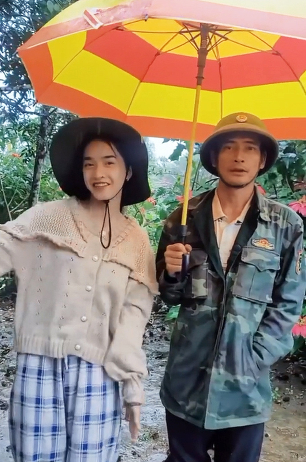 Thời gian gần đây, Yona Cươn rủ ba mẹ quay TikTok cùng mình. Bố mẹ của cô chưa quen với việc này nên khi xuất hiện có phần ngượng ngùng. Tuy nhiên, cư dân mạng đã lập tức bị đốn tim bởi ngoại hình của bố "sơn nữ" Ba Na.