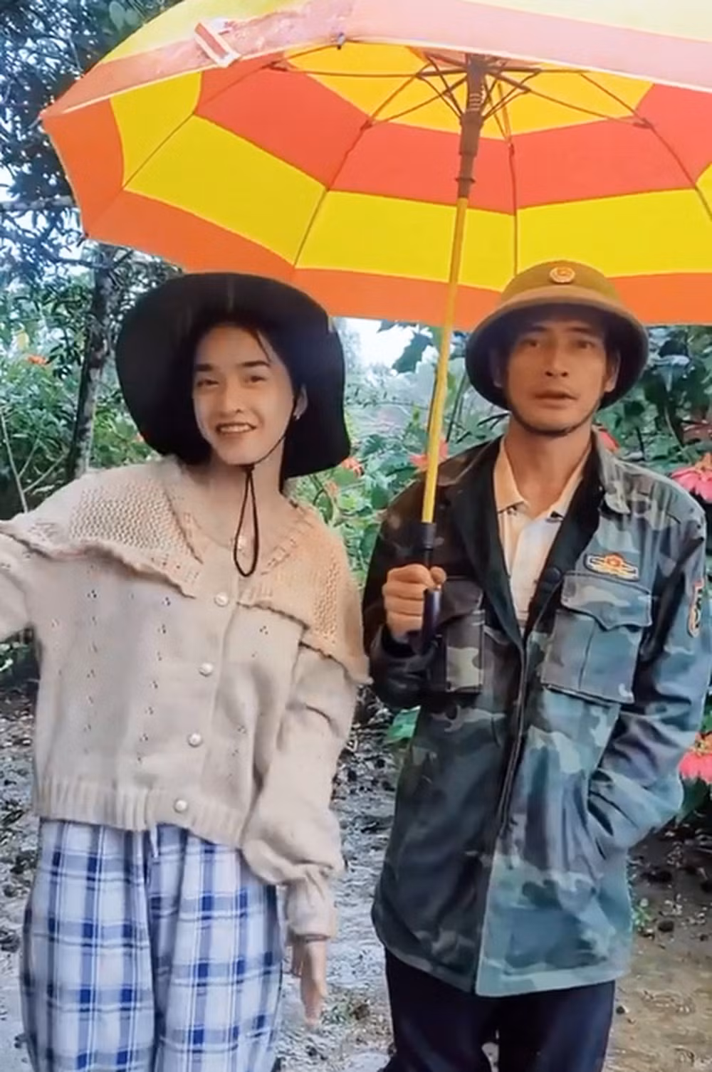 Thời gian gần đây, Yona Cươn rủ ba mẹ quay TikTok cùng mình. Bố mẹ của cô chưa quen với việc này nên khi xuất hiện có phần ngượng ngùng. Tuy nhiên, cư dân mạng đã lập tức bị đốn tim bởi ngoại hình của bố "sơn nữ" Ba Na.