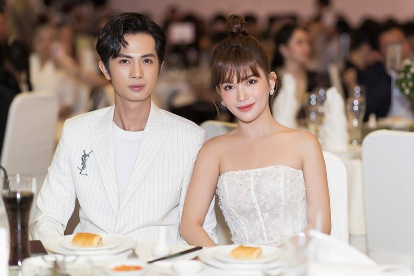 Ngay sau đó, Huỳnh Phương lập tức vướng vào nghi vấn có người mới. Sự tương đồng trong một số cảnh quay story của Huỳnh Phương và một cô gái có tên Trâm Trần đã dấy lên nghi án họ đang hẹn hò.