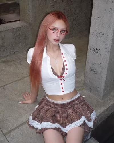 Xoài Non cho thấy sự nghiêm túc trong chuyện tình cảm khi từng bày tỏ mong muốn được Gil Lê cầu hôn và tổ chức đám cưới. Cô cũng thường xuyên có mặt tại các sân khấu để cổ vũ và ủng hộ người yêu.