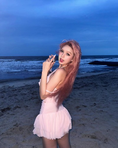 "Mấy hôm nữa không biết nó sưng cỡ nào đâu. Hôm nay đi ăn buffet mà mới khai vị thôi đã không ăn được gì thêm", Xoài Non viết.