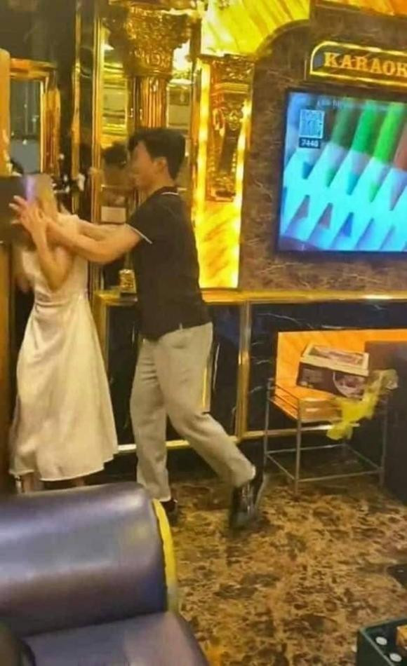 Diện đồ lung linh vào phòng hát để chuẩn bị cho 1 buổi sinh nhật tưng bừng, cô gái nhận ngay cái kết sớm đến từ đứa bạn thân.