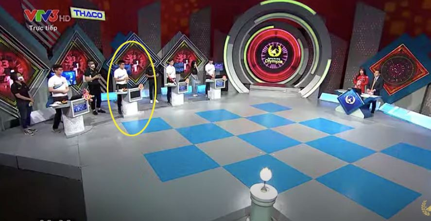 Cụ thể, sau khi trả lời xong phần câu hỏi cuối cùng của phần Tăng tốc, đèn điểm của thí sinh Hoàng Khánh bỗng dưng... tối đen lại, trong khi các thí sinh khác của đoàn leo núi Đường lên đỉnh Olympia vẫn sáng bình thường.