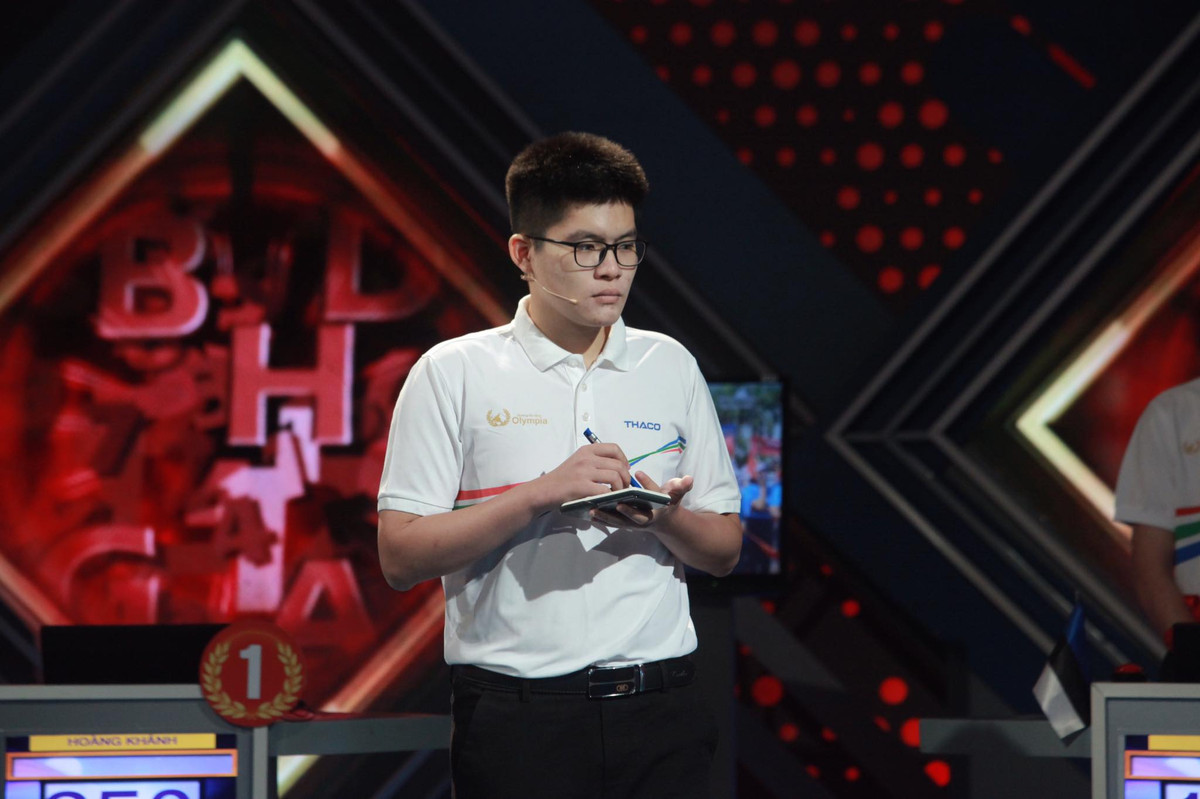 Trước đó, Nguyễn Hoàng Khánh từng gây ấn tượng qua việc thể hiện tốc độ tuyệt vời khi lập kỷ lục trả lời 17 câu hỏi trong vòng 60 giây ở cuộc thi tuần.