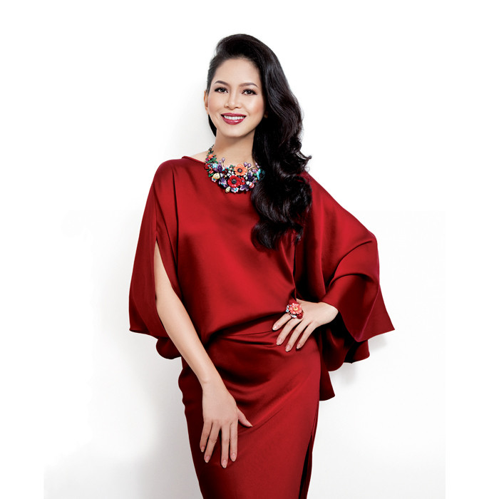 Bên cạnh nhan sắc rạng rỡ của hai mẹ con Thủy Tiên và Tiên Nguyễn, dân mạng còn dán mắt vào thần thái "hào môn" không thể lẫn lộn của phu nhân và tiểu thư nhà tỷ phú.