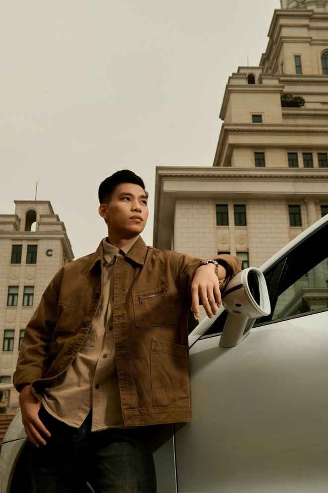 Cùng năm 2023 Văn Thanh cũng vừa tậu chiếc "xế hộp" Porsche Macan, dòng SUV cỡ nhỏ bán chạy nhất của thương hiệu xe sang đến từ Đức trong nhiều năm qua.