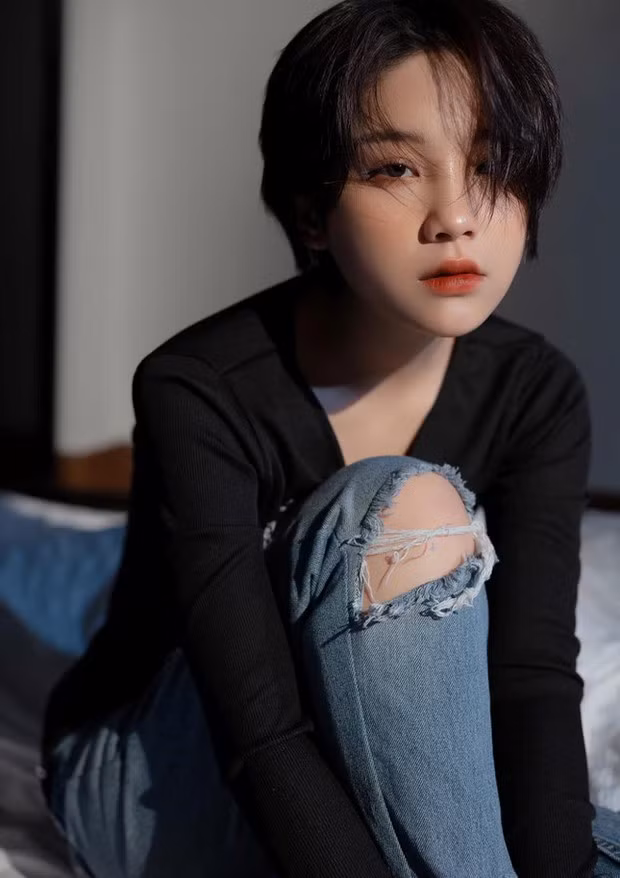 Mình cũng mong mọi người có thể tôn trọng những vết sẹo ấy, hạn chế bình luận nói mình bồng bột hay phán xét. Vì thật sự đọc những bình luận như vậy mình rất buồn. Đó là quá khứ của mình chứ không phải theo trend hay muốn thể hiện điều gì”. Hot girl người Tày nói thêm.