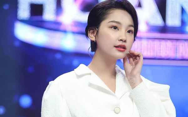 Trái với vẻ ngoài tích cực, vui vẻ, Ceri phải trải qua một quá khứ với nhiều vết thương trong tâm hồn, khiến cô nàng bị căng thẳng và tiêu cực một thời gian.