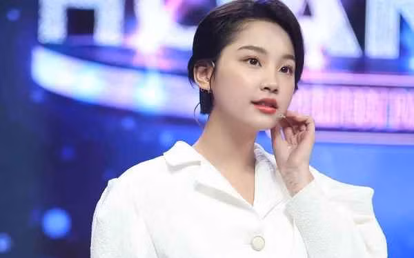 Trái với vẻ ngoài tích cực, vui vẻ, Ceri phải trải qua một quá khứ với nhiều vết thương trong tâm hồn, khiến cô nàng bị căng thẳng và tiêu cực một thời gian.