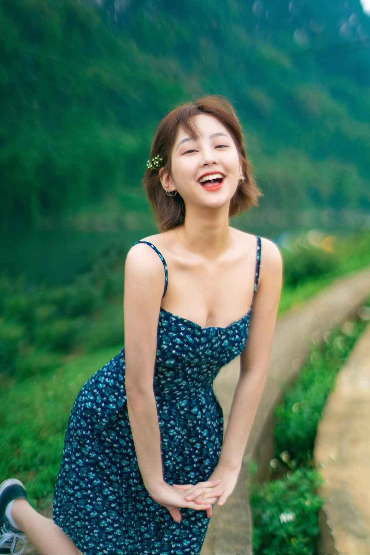 Vốn làm công việc nghệ thuật, cần chú trọng rất nhiều về vẻ ngoài, Ceri Thu Hà cho biết khi đi làm, cô sẽ mặc áo dài tay hoặc sẽ xóa vết sẹo khi chụp ảnh.