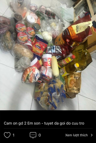 Ngoài những nhu yếu phẩm, gia đình người đàn ông này còn có rau xanh, thịt heo, thịt gà, cá hồi... Không hề thua kém bất kì gia đình nào.