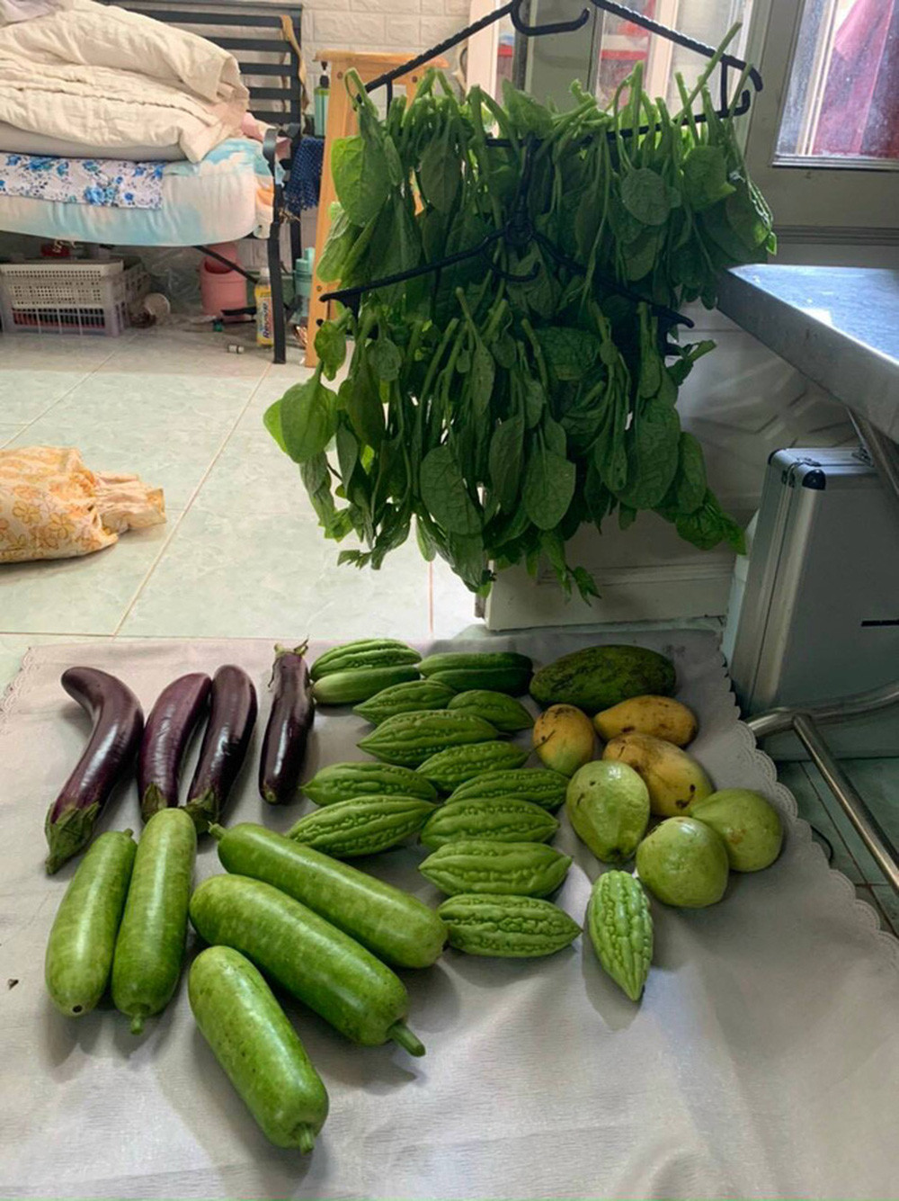 Có thể nói dù đăng tải thông tin là "nhà có 2 cha con thất nghiệp", tuy nhiên, những mâm ăn thịnh soạn còn hơn cả một gia đình lúc bình thường thế này mà vẫn xin trợ cấp thì... thật khó nói.