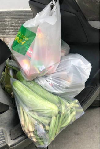 Nhưng khi bước vào trang cá nhân của người này, dân mạng đã không khỏi "sốc nặng" khi thấy trong tháng 9, gia đình này vừa làm 1 bữa sasimi cá hồi thịnh soạn để ăn lễ ngày Quốc khánh.