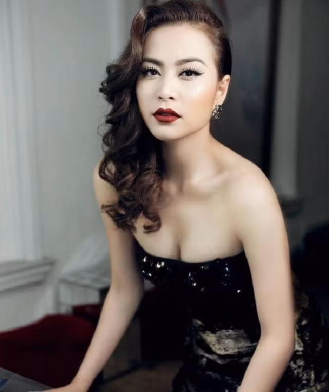 Sau khi lấy lại cân bằng cuộc sống, Hoàng Thùy Linh trở lại hoạt động showbiz với vai trò ca sĩ và gây "bão" mạng với loạt hit đình đám như "Để Mị nói cho mà nghe", "Tứ phủ", "Gieo quẻ"...