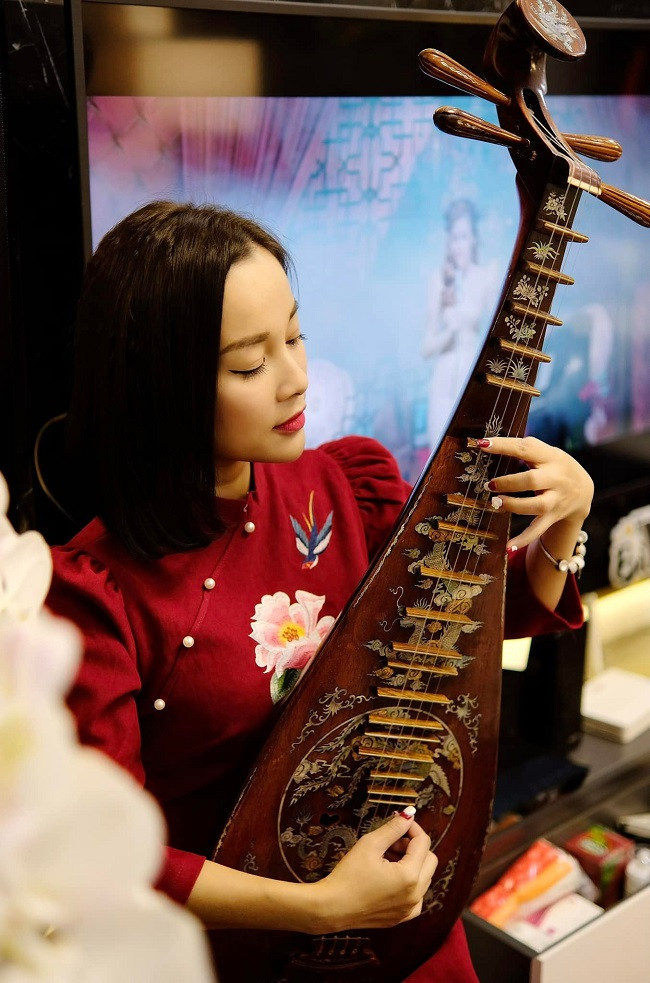 Trên trang cá nhân, hot girl một thời Lê Minh Hương thường xuyên khoe cuộc sống sang chảnh đúng chuẩn nhà giàu.