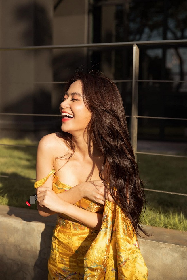 Không chỉ thành công trong sự nghiệp, Hoàng Thùy Linh còn thăng hạng nhan sắc. Cô có phong cách thời trang đa dạng khi gợi cảm, quyến rũ khi cá tính, năng động.