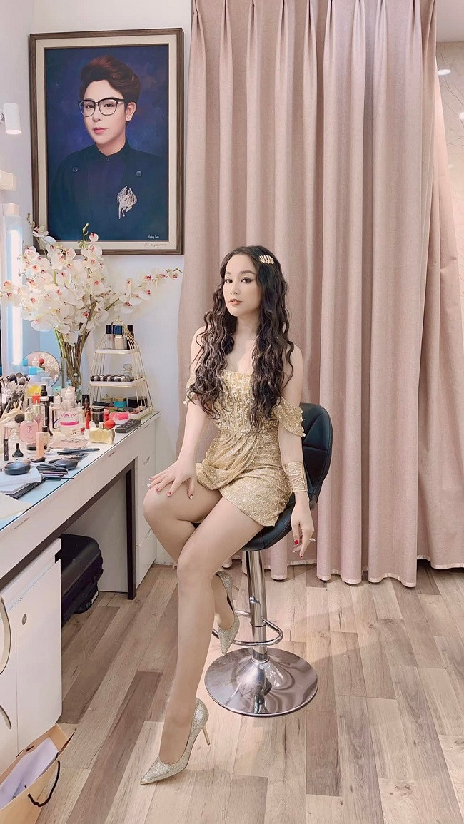 Khác hẳn hình ảnh gợi cảm ngoài đời, Minh Hương chỉn chu, kín đáo, lịch sự khi lên sóng với vai trò MC, BTV ở truyền hình Công an Nhân dân.