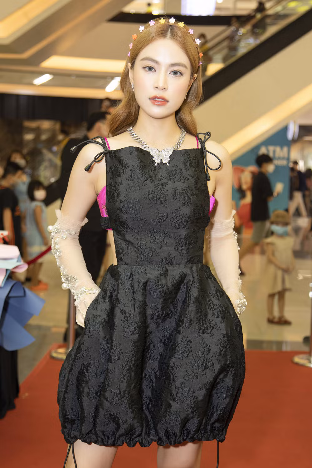 Thời gian gần đây, Hoàng Thuỳ Linh vừa ra mắt MV "See tình", tiếp tục khai thác các chất liệu văn hóa dân gian đưa vào âm nhạc.