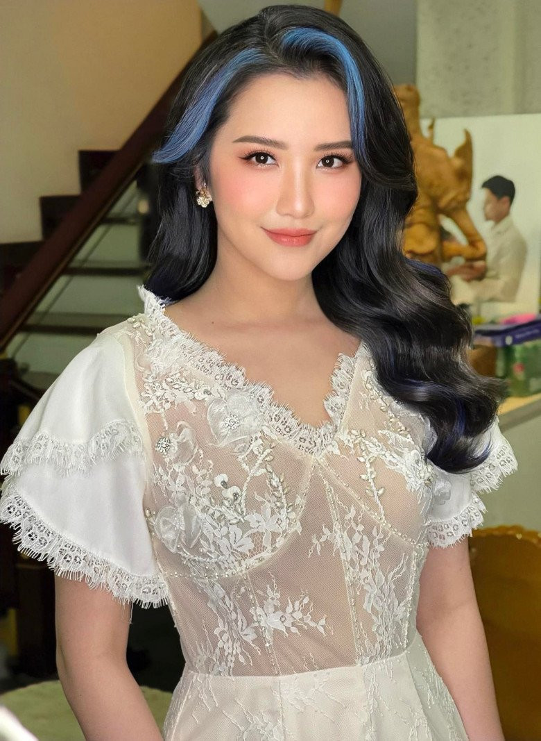 Primmy Trương chẳng ngại món tẩy tóc, gẩy light xanh màu chói lọi và ăn mặc rất thời thượng xuống phố.