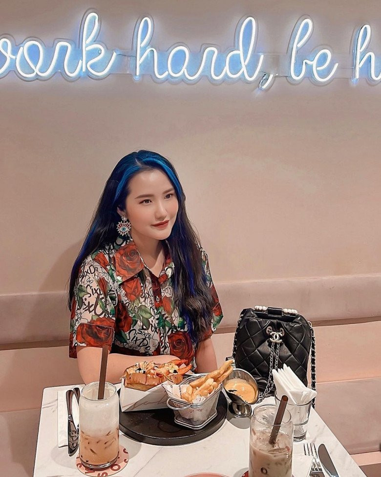 Primmy Trương từ trước khi làm dâu hào môn đã là người có kinh nghiệm nhiều năm trong việc làm mẫu, trình diễn thời trang, KOLs review mỹ phẩm, sản phẩm chăm sóc da.