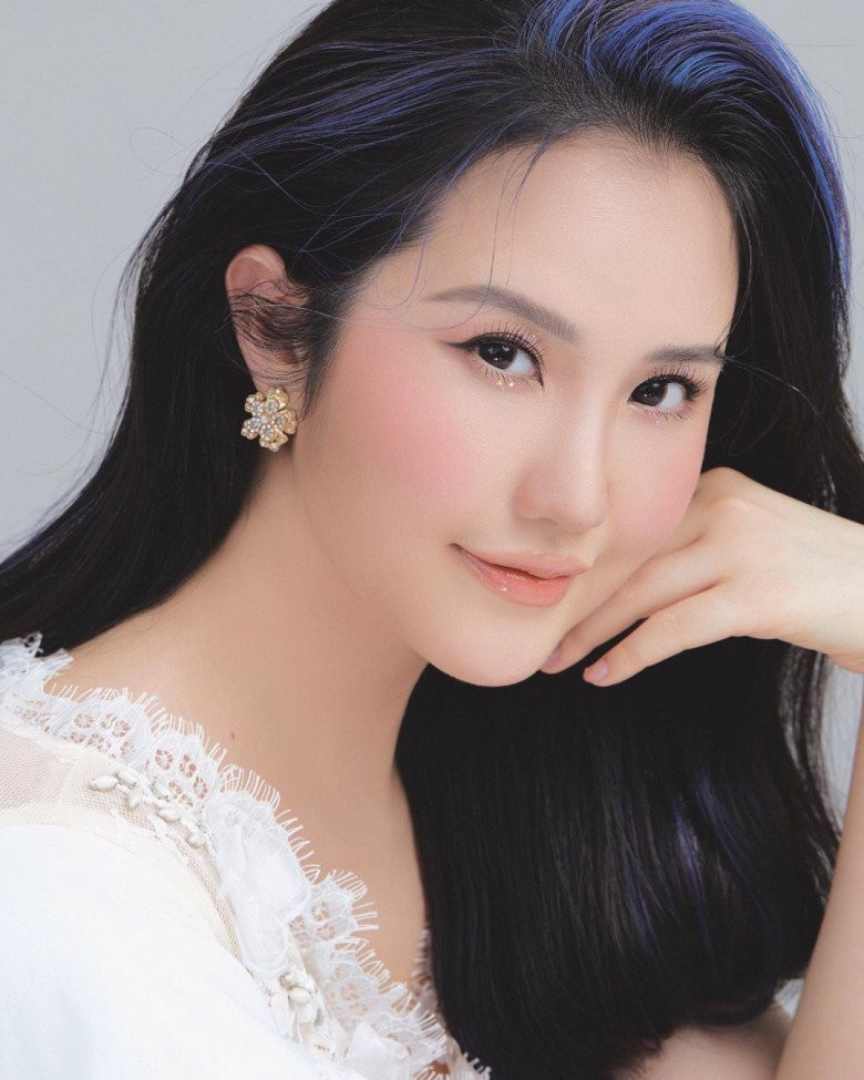 Bà mẹ 1 con gây ấn tượng tuyệt đối với màu tóc vô cùng cá tính. Trước đây, cô đã từng tẩy và nhuộm ombre màu xanh blue berry. Khi con trai được nhiều tháng tuổi cứng cáp, người đẹp đã tự tin làm đẹp với tóc màu.