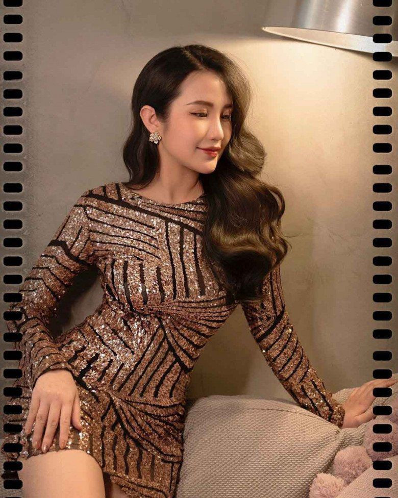 Sau sinh 1 tháng, vợ thiếu gia Phan Thành còn khá mũm mĩm nhưng vẫn rất tươi tắn công khai con trai đầu lòng cho người hâm mộ.