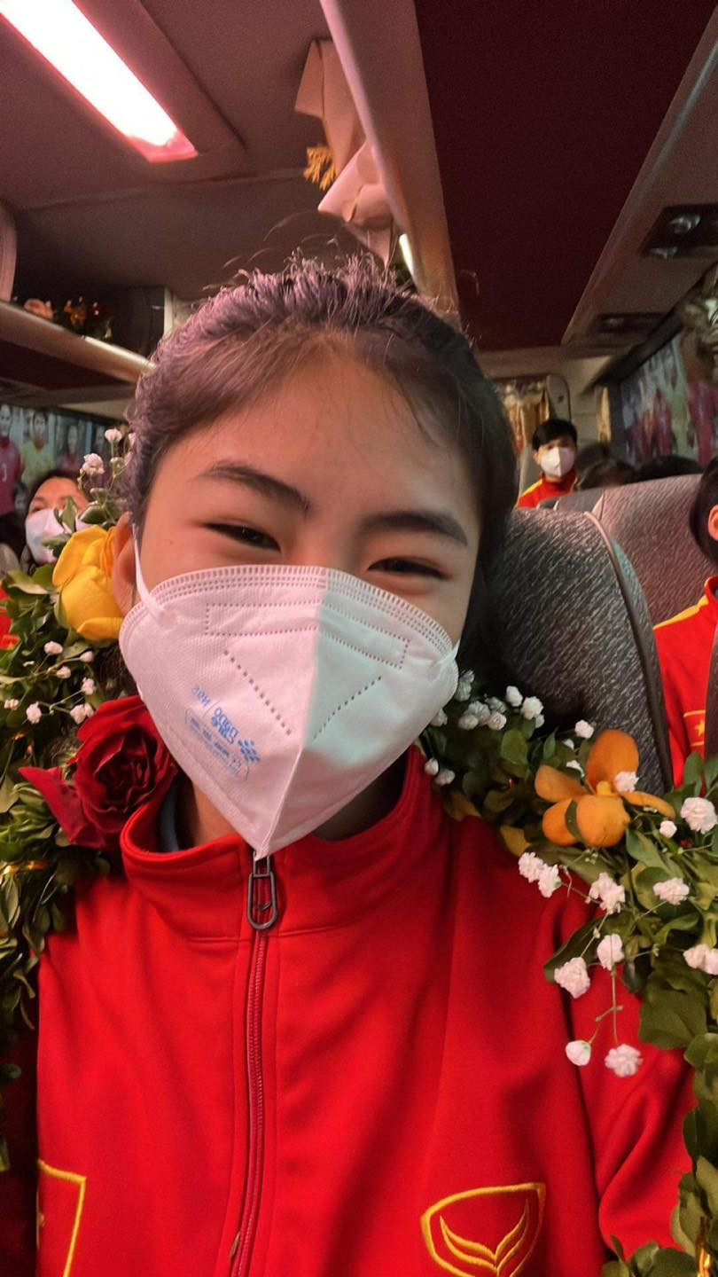 Đội tuyển sau đó có thêm ba người nhiễm COVID-19 có lúc đứng trước nguy cơ bỏ giải vì không đủ nhân sự. Ngày 19/1/2022, 14 cầu thủ khỏi bệnh và bay sang từ Tây Ban Nha. Đội tuyển chỉ có một ngày tập luyện chung, trước khi đá trận ra quân thua Hàn Quốc 0-3.